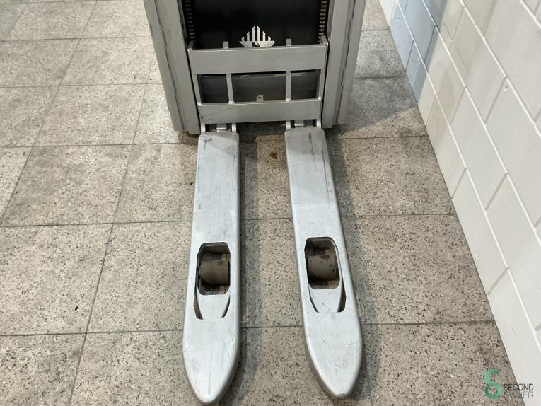 Still EXV12 WKH9.716 34 17121